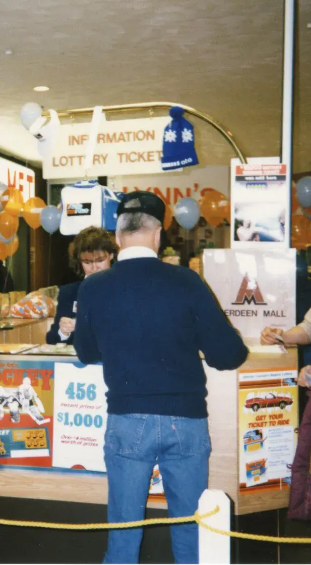 Des joueurs affluent vers le kiosque de Loto Atlantique dans un centre commercial lors de la promotion Super Cars à la fin des années 1980.