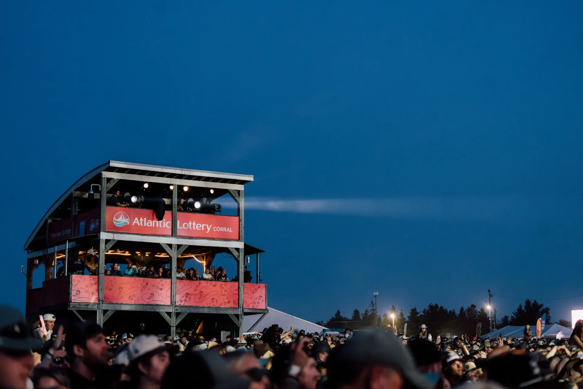 Le Corral Loto Atlantique lors d’un concert en plein air au crépuscule, avec la foule en contrebas