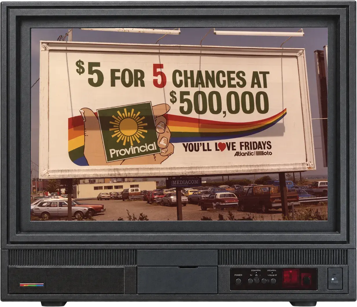 Un téléviseur d’époque montrant un panneau d’affichage en bordure de route annonçant « 5 $ pour 5 chances de gagner 500 000 $ » pour la loterie Provincial